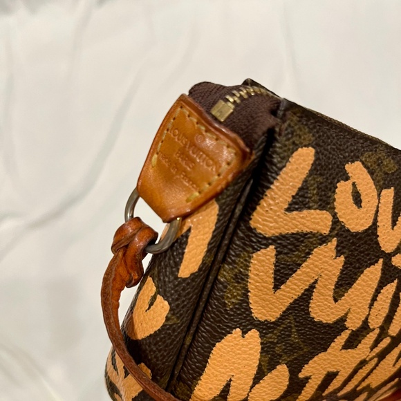 LOUIS VUITTON STEPHEN SPROUSE X LOUIS VUITTON BEIGE GRAFFITI POCHETTE - Picture 3 of 3